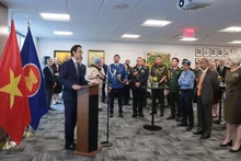 L’ambassadeur Do Hung Viet, chef de la Mission permanente du Vietnam à l’ONU, et les délégués lors de la cérémonie, à New York, le 20 août. Photo : VNA.