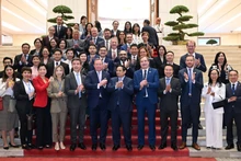 Le Premier ministre Pham Minh Chinh et la délégation du Conseil d'Affaires Union Européenne-ASEAN (EU-ABC) et de l'Association des Entreprises Européennes au Vietnam (EuroCham). Photo : NDEL.