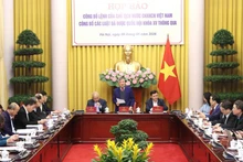 Conférence de presse pour annoncer officiellement l’Ordre présidentiel promulguant 12 lois. Photo: VNA