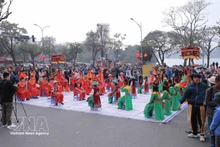 Une cérémonie d'ouverture de la Fête "Co nguoi" (échecs humains) se déroule le 21 février 2026, sur la place Dong Kinh Nghia Thuc (Hanoï), pour célébrer le Nouvel An lunaire. Photo : VNA
