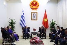 Le vice-Premier ministre Ho Quoc Dung (droite) reçoit le premier vice-président du Parlement hellénique, Ioannis Plakiotakis. Photo: VNA