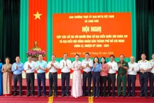 Les candidats aux élections des députés de l'Assemblée nationale de la XVIe législature et des membres aux conseils populaires à tous les niveaux de Hô Chi Minh-Ville et les lecteurs de la commune de Long Son. Photo : NDEL