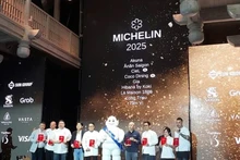 Les représentants de 9 restaurants avec une étoile Michelin reçoivent le prix. Photo : VNA,