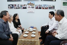 Le président Luong Cuong rencontre des proches du président du Conseil des affaires d'État, Vo Chi Cong. Photo : VNA.
