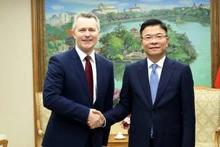 Le vice-Premier ministre Le Thanh Long (droite) et le ministre australien de l’Éducation, Jason Clare. Photo : VNA.