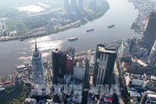Immeubles financiers dans le centre d'Hô Chi Minh-Ville, sur le fleuve Saigon, en face de la péninsule de Thu Thiem, quartier d'An Khanh. Photo : VNA
