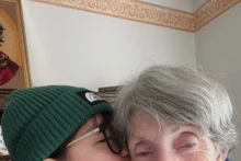 Un moment touchant de Trang avec sa « grand-mère ». Photo : vietnamnet.vn