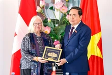 Le président de l’Assemblée nationale du Vietnam, Tran Thanh Man, (à droite), remet un cadeau à la présidente de l’Association d’amitié Suisse-Vietnam, Anjuska Marija Weil, le 28 juillet. Photo : VNA.