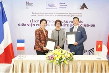 Lors de la cérémonie de signature d'un protocole d'accord entre White Light Cinéhub et l'Institut français. Photo : NDEL.