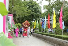 La délégation de jeunes et d'étudiants vietnamiens résidant à l'étranger visite le site historique de Kim Lien. Photo : baoquocte.