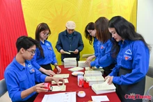 Alors que chaque carte est remise aux habitants et que les liasses de bulletins sont ordonnées, un sentiment d'enthousiasme commence à gagner chaque quartier. Photo : congthuong.vn