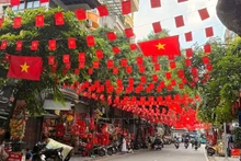 Une rue de Hanoi décorée de drapeaux, de fleurs, de banderoles et d’affiches pour célébrer le 80e anniversaire de la Fête nationale (2 septembre). Photo : VNA.
