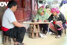 La peinture à la cire d'abeille sur du lin est souvent pratiquée par les femmes Mong du village de Lao Ty Phung, dans le quartier de Dong Phong (Lai Chau) pendant leur temps libre. Photo: VOV