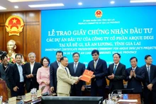 Le Comité populaire provincial de Gia Lai a remis ce vendredi les certificats d’investissement à trois méga-projets portés par la société Arque Degi, pour un montant total de plus de 8.554 milliards de dôngs.