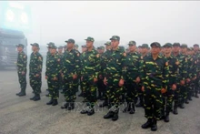 Officiers et soldats de l’Armée populaire lao. Photo : VNA.
