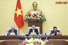 Le président de l'Assemblée nationale, Tran Thanh Man, (au milieu) à la 51ᵉ réunion du Comité permanent de l’Assemblée nationale. Photo : VNA.