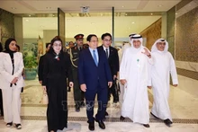 Le directeur général par intérim du KFAED, Waleed Al-Bahar (2e à partir de la gauche) accueille le Premier ministre Pham Minh Chinh et son épouse. Photo : VNA.