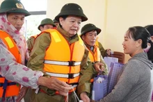 Le vice-Premier ministre Mai Van Chinh rend visite et encourage les habitants de l’épicentre des inondations de Quang Tri. Photo: NDEL