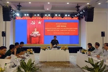 Le général de corps d’armée Hoang Xuan Chien, vice-ministre de la Défense, s'exprime lors de la réunion. Photo : VNA.