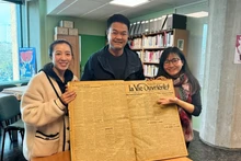 La journaliste Thu Hien (à droite) et son équipe ont été ravis de retrouver l'article de Nguyen Ai Quoc dans le journal La Vie Ouvrière, soigneusement conservé depuis plus de 100 ans. Photo : NVCC