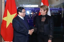 Le Premier ministre vietnamien Pham Minh Chinh (à gauche) rencontre la présidente suisse Karin Keller-Sutter lors de son voyage pour assister à la 55e réunion annuelle du Forum économique mondial à Davos, en Suisse, le 21 janvier 2025. Photo : VNA.