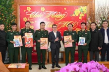 une délégation du journal Nhân Dân (le Peuple) se rend à la Division 325 afin de présenter ses vœux du Têt. Photo: NDEL