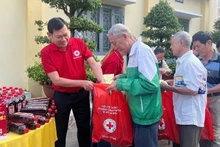 Pour la première fois, une « Semaine du Têt de la bienfaisance » a été organisée simultanément au niveau des communes et des quartiers dans tout le pays. Photo : NDEL.