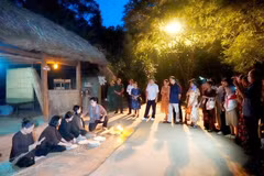Le public a l'occasion d'être plongé dans l’ambiance du village de Cu Chi entre 1961 et 1964, pour une immersion promettant émotions fortes et souvenirs inoubliables. Photo : www.sggp.org.vn