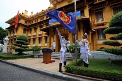 Cérémonie de lever du drapeau marquant le 31ᵉ anniversaire de l’adhésion du Vietnam à l'ASEAN (28 juillet 1995) et le 59ᵉ anniversaire de la fondation de l’Association régionale (8 août 1967), organisée le 31 juillet 2026 à Hanoï. Photo : VNA.