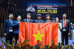 Les cinq élèves de l'équipe nationale vietnamienne participant aux IPhO 2026 ont tous été médaillés. Photo: GD