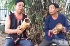 Deux artisans de chapi de la commune de Phuoc Ha, province de Khanh Hoa : Ta Thia Panh (61 ans) và Ta Thia Ca (64 ans). Photo : NDEL.