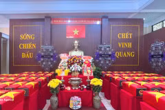 Les dépouilles des héros tombés pour la Patrie, exhumées au parc Le Thi Rieng, dans la Maison du souvenir, dans l'attente de leur retour auprès de leurs familles. Photo : VNA 