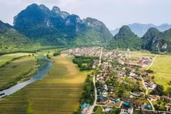Avec un potentiel touristique et une adaptabilité au changement climatique, le village touristique de Tan Hoa, dans la province de Quang Tri (au Centre du Vietnam), est en passe de devenir une destination de prédilection pour les voyagistes en saison des crues. Photo : VNA.