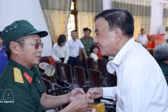 Le permanent du Secrétariat Tran Cam Tu offre des cadeaux aux combattants au Centre de soin d'invalides de guerre de Nghe An. Photo : VNA. 