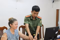 Une étrangère soumise aux procédures d'identification électronique de niveau 2. Photo : VNA. 