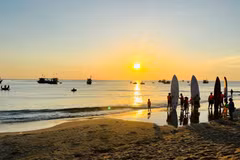 Aujourd'hui, les villages côtiers misent sur leur identité culturelle pour développer le tourisme communautaire. SUR LA PHOTO : Observation du lever du soleil et activités sportives dans le village côtier de Tam Tien, commune de Tam Xuan, ville de Da Nang. Photo : baodanang.vn