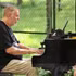 Le pianiste et compositeur britannique Rick Wakeman CBE donne un concert exceptionnel pour des ours rescapés au Centre de sauvetage des ours du Vietnam, dans le parc national de Tam Dao, le 24 septembre. Photo : VNP.