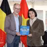 L'ambassadrice Nguyen Huong Tra remet le livre « L'affection des peuples du monde pour le président Ho Chi Minh » à Benjamin Pestieau, secrétaire général adjoint du Parti du travail de Belgique (PTB). Photo : VNA.