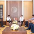 Vue d’ensemble de la rencontre entre le rédacteur en chef du journal Nhân Dân, Le Quoc Minh, et l’ambassadeur de Singapour, Rajpal Singh. Photo : Nhân Dân.
