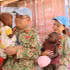 Les personnels de l’Hôpital de campagne de niveau 2 n°7 du Vietnam portent les enfants dans leurs bras au foyer St. Clare, à Juba, au Soudan du Sud. Photo : Tien Phuc.