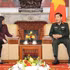 Le général de corps d’armée Nguyen Van Gau, reçoit l'ambassadrice des États-Unis au Vietnam, Jennifer Wicks, le 21 octobre à Hanoï. Photo : QDND.
