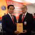 Hoang Phuc Lam, professeur associé et docteur, directeur adjoint de l’Académie nationale de politique Ho Chi Minh remet le livre à un membre du Parti du Travail du Mexique. Photo : VNA.