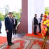 Le Premier ministre Le Minh Hung dépose une gerbe au monument commémoratif du défunt roi Norodom Sihanouk, à Phnom Penh. Photo : VNA.