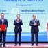 En présence des deux Premiers ministres vietnamien et cambodgien, les organismes et entreprises des deux pays échangent cinq documents de coopération. Photo : VNA.