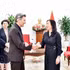 La vice-ministre des Affaires étrangères Le Thi Thu Hang reçoit le député Rolf Mützenich, membre de la Commission des affaires étrangères du Bundestag, à l’occasion de sa visite de travail au Vietnam. Photo : VNA.