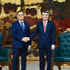 Le Premier ministre Le Minh Hung (droite) reçoit Santiphab Phomvihane, vice-Premier ministre, ministre lao des Finances et président du Comité de coopération Laos-Vietnam. Photo : Nhân Dân.