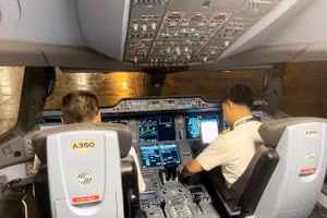 Le vol VN66 était placé sous le commandement du commandant de bord To Ngoc Giang, directeur général adjoint de Vietnam Airlines (à gauche dans le cockpit), responsable suprême de la conduite du vol. Photo : vietnam.vn
