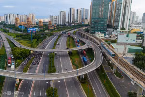 La construction de la ligne de métro Ben Thanh - Suoi Tien (ligne 1) a débuté en août 2012. Longue de près de 20 km, elle représente un investissement total de plus de 43 700 milliards de dôngs et comprend 14 stations, dont 3 souterraines en plein centre-ville. Sa mise en service est prévue pour décembre 2024. Il s'agit de la première ligne de métro urbain de Ho Chi Minh-Ville. L'image montre le tronçon traversant l'autoroute de Hanoï (rue Vo Nguyen Giap). De nombreuses tours et immeubles d'habitation ont surgi à proximité de la ligne de métro. Photo : vnexpress.net