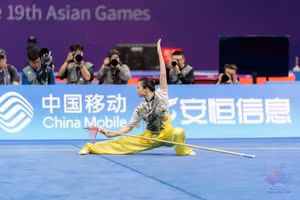 Duong Thuy Vi a remporté la médaille d'or dans l’épreuve féminine de qiangshu à la Coupe du Monde de Taolu 2026. Photo : Facebook de Duong Thuy Vi.
