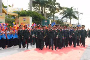 Poursuivant le programme de cette troisième édition de l'échange d'amitié de défense frontalière Vietnam-Laos, le 10 juillet, au poste-frontière international de Thanh Thuy (commune de Kim Bang, province de Nghe An), le général Phan Van Giang, membre du Bureau politique du PCV, vice-Premier ministre et ministre vietnamien de la Défense nationale, a présidé la cérémonie d’accueil du général Khamliang Outhakaysone, membre du Bureau politique du Parti révolutionnaire populaire lao, vice-Premier ministre et ministre de la Défense du Laos, accompagné d’une délégation de haut niveau du ministère lao de la Défense en visite au Vietnam. Photo : VOV